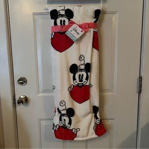 NWT Disney Minnie Mouse Valentine’s Throw
